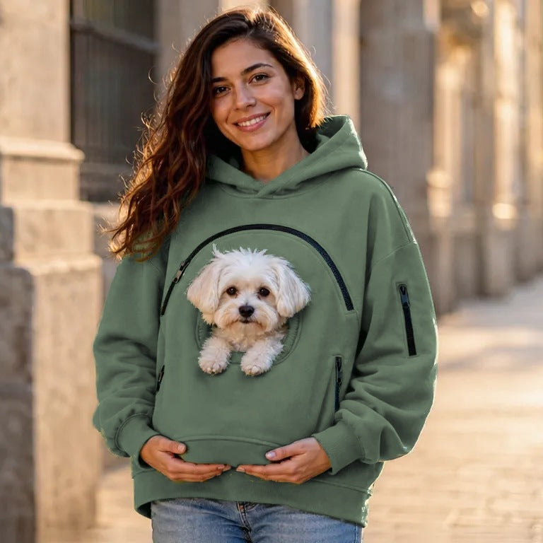 De paseo con un perro pequeño en el bolsillo de la sudadera canguro Nidito