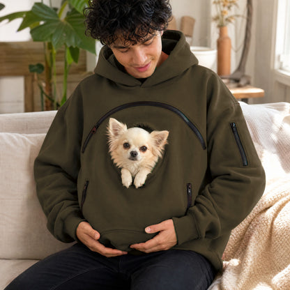 Oliva - en casa con su chihuahua en la sudadera Nidito